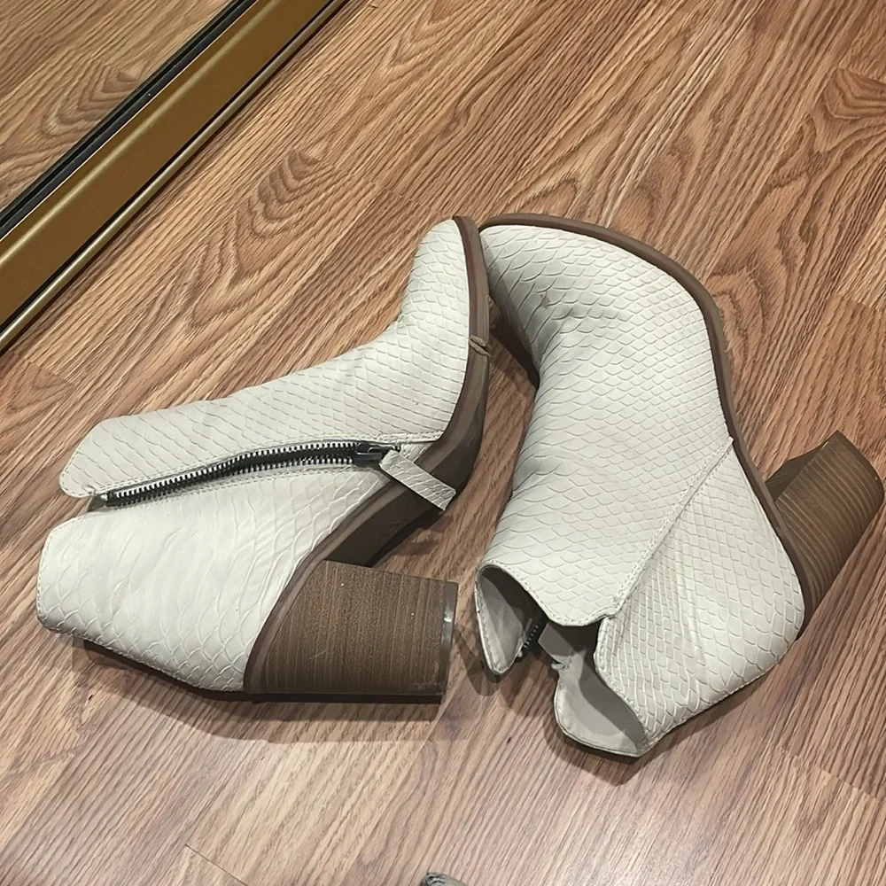 Short boot cream color with tan brown sole size 8.5 women alligator, pattern, - Picture 4 of 6